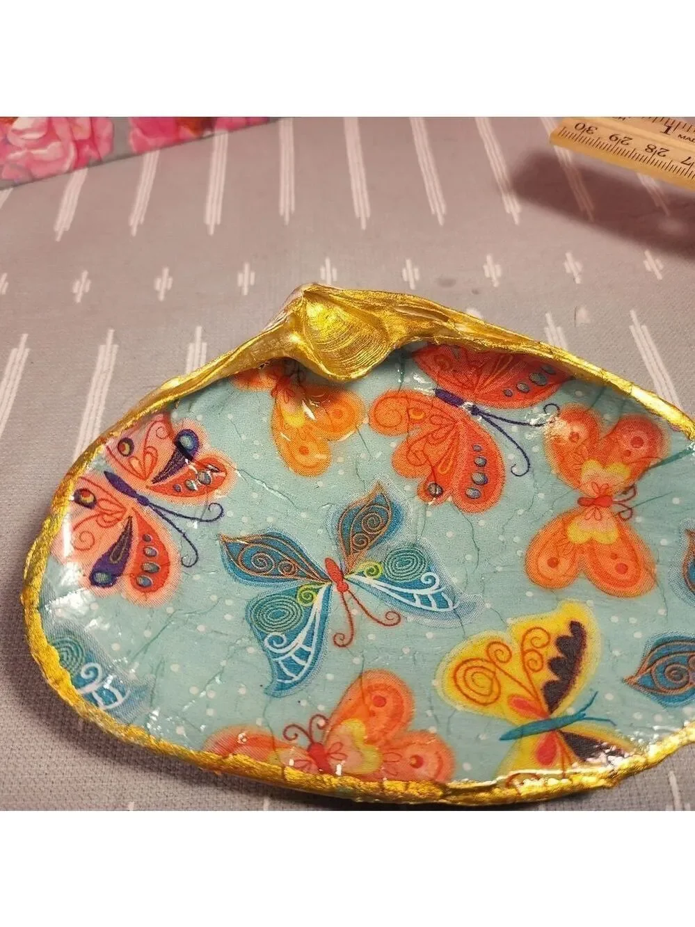 DECOUPAGE CLAM SHELL DECOUPAGE BUTTFLIES ON A CLAM SHELL TRINKET DISH